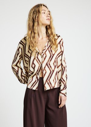 Braune und cremefarbene Bluse mit Muster, lockerer Passform, V-Ausschnitt und Knopfverschluss, mit geometrischem Design und langen Ärmeln.