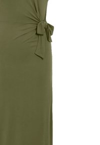 Abito verde oliva con una texture morbida, caratterizzato da un dettaglio annodato in vita e una silhouette aderente.