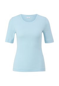 Ljusblå, kortärmad blus med rund halsringning. Tillverkad av ett slätt tyg, har en figurnära design och subtila sömdetaljer.