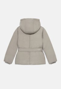 Grå polstret jakke med hette, belted midje og lange ermer. Stoffet har en glatt tekstur med en matt finish.