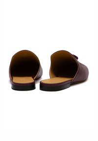 Scarpe slip-on in pelle bordeaux con retro arrotondato, tacco aperto e suola nera piatta. L'interno presenta una fodera in pelle color nocciola.