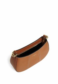 Borsa in pelle color talpa con design curvo, chiusura superiore con zip, accessori in oro e cuciture bianche a contrasto; interno foderato visibile.