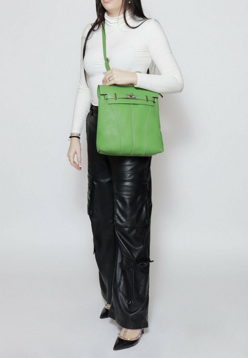 Groene leren tas met een gestructureerd ontwerp, gerolde bovenkant en metalen hardware accenten. Beschikt over een gladde textuur en een verstelbare schouderriem.