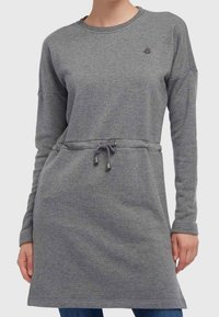 Vestido de sudadera gris con mangas largas, escote redondo, cintura con cordón ajustable y sutil acento de logo en el pecho.