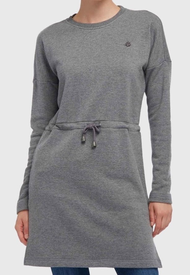 Vestido de sudadera gris con mangas largas, escote redondo, cintura con cordón ajustable y sutil acento de logo en el pecho.