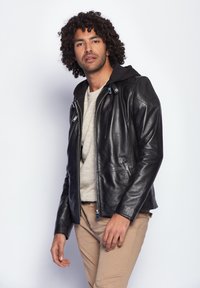 Maze Veste en similicuir - black