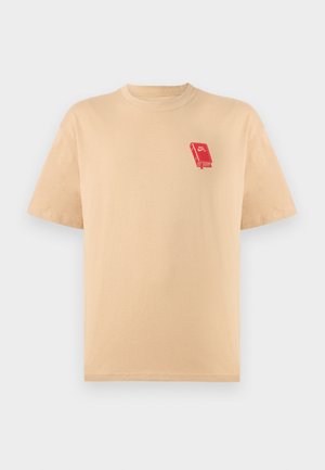 Beige kortærmet T-shirt med lille rød boggrafik på venstre brystområde.