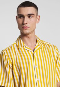 Only & Sons ONSWAYNE LIFE - Camisa - golden spice