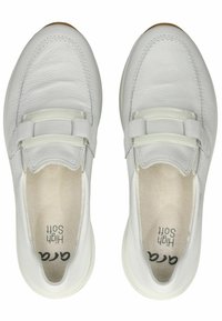 Chaussures blanches en cuir avec un bout arrondi, dotées d'une double sangle sur le dessus. Fini doux et texturé avec un intérieur léger et une semelle légère.