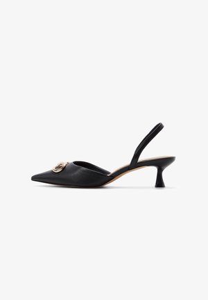 Escarpin à talon kitten slingback en cuir noir avec bout pointu et détail de boucle circulaire dorée à l'avant.