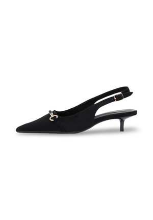 Chaussure slingback à talon kitten en daim noir avec bout pointu et détail boucle dorée sur fond blanc.