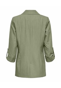 Blazer vert structuré avec col à revers cranté, manches trois-quarts et poignets boutonnés. Le tissu présente une texture subtile et une coupe ajustée.