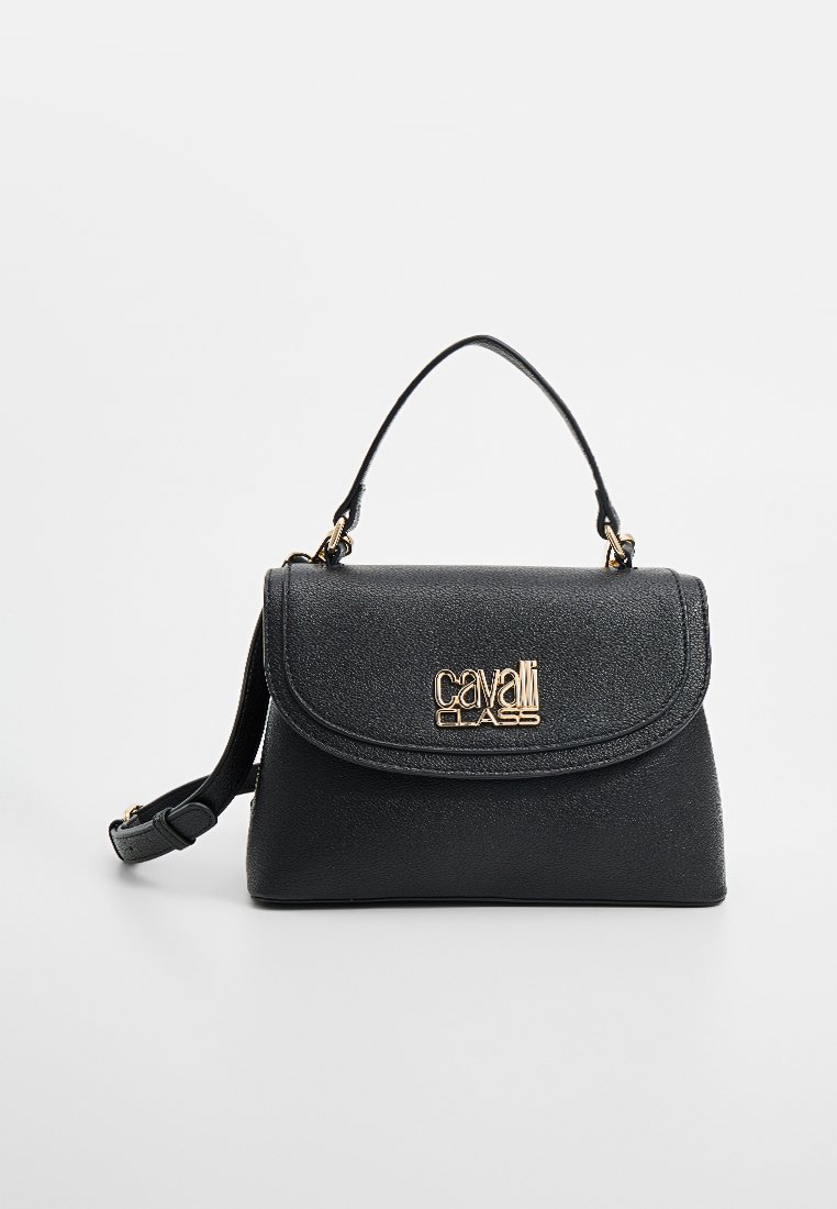 Sac à main en cuir noir avec une forme structurée, un logo doré sur le devant et une bandoulière amovible. Fini texturé, design classique.