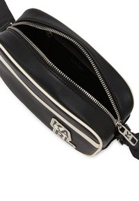 Sac en cuir noir à bandoulière avec des finitions blanches, une texture lisse, une fermeture éclair et un détail de logo. L'intérieur comporte une seule poche zippée.