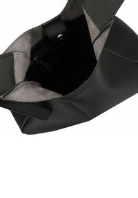 Sac à main en cuir noir avec une finition texturée. Il possède une doublure grise douce, une poche intérieure zippée et une fermeture à pression sécurisée.
