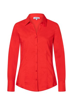 Chemise rouge à manches longues, cintrée, boutonnée, avec un col pointu et des coutures ajustées pour une coupe slim.