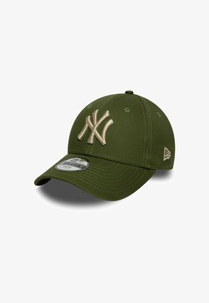 Olivgrüne Baseballkappe mit beige gesticktem NY-Logo, gebogenem Visier, Luftlöchern und einer strukturierten Stoffoberfläche.