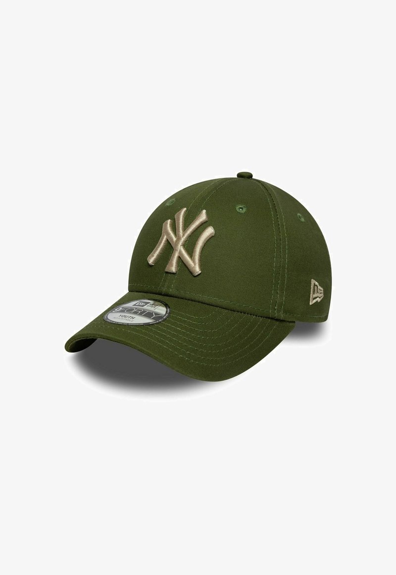 Olivgrüne Baseballkappe mit beige gesticktem NY-Logo, gebogenem Visier, Luftlöchern und einer strukturierten Stoffoberfläche.