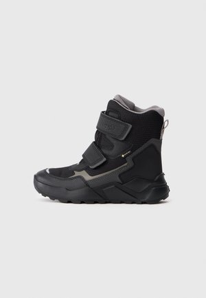 Botte d'hiver montante noire et grise avec deux bandes velcro, semelle texturée et col rembourré doux, conçue pour une utilisation extérieure.