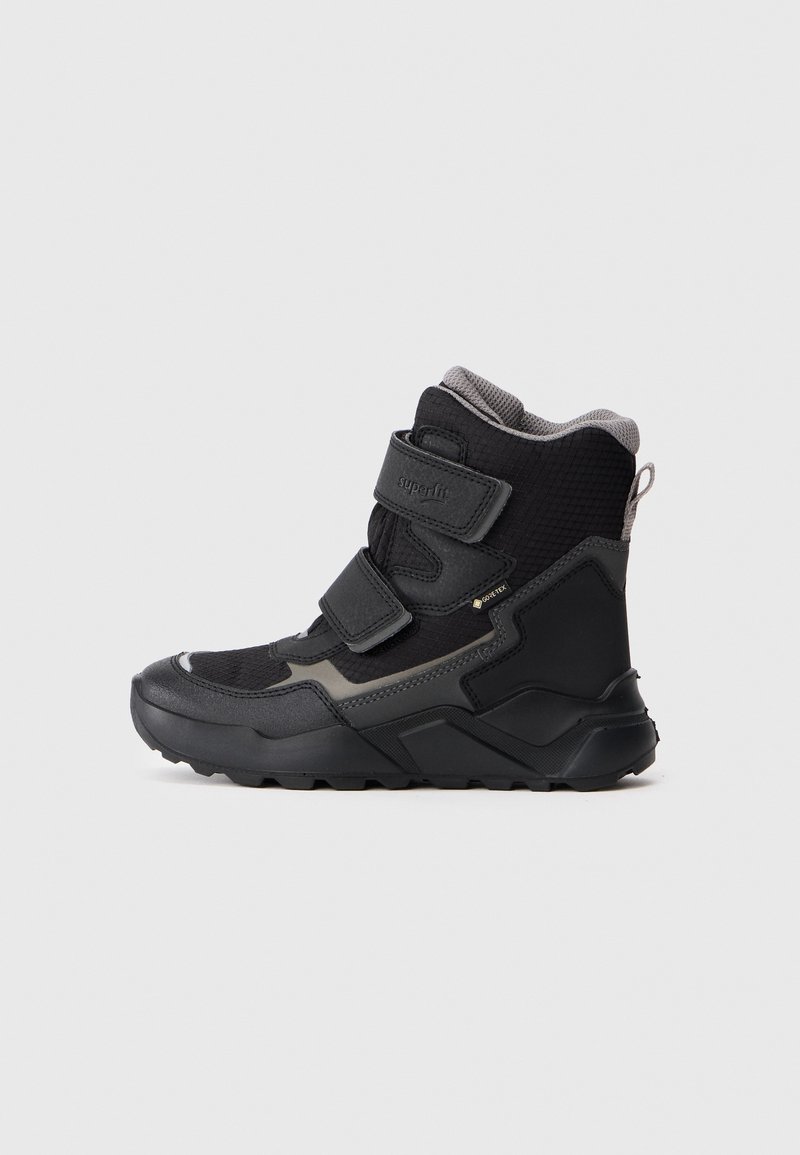 Botte d'hiver montante noire et grise avec deux bandes velcro, semelle texturée et col rembourré doux, conçue pour une utilisation extérieure.