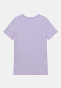 Tričko s krátkým rukávem v levandulové barvě, kulatým výstřihem a hladkým zadním dílem. Měkká, hladká textura s rovnou dolní částí.