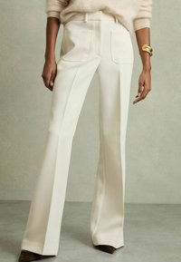 Reiss PRIYA HIGH-RISE FLARED - Pantalones - cream