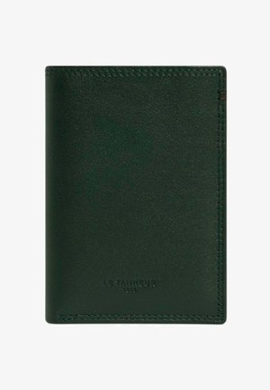 Dunkelgrüne Lederbrieftasche mit sichtbaren Nähten und geprägt mit dem Text "L.P. Tanneur 1898" in der Mitte vorne.