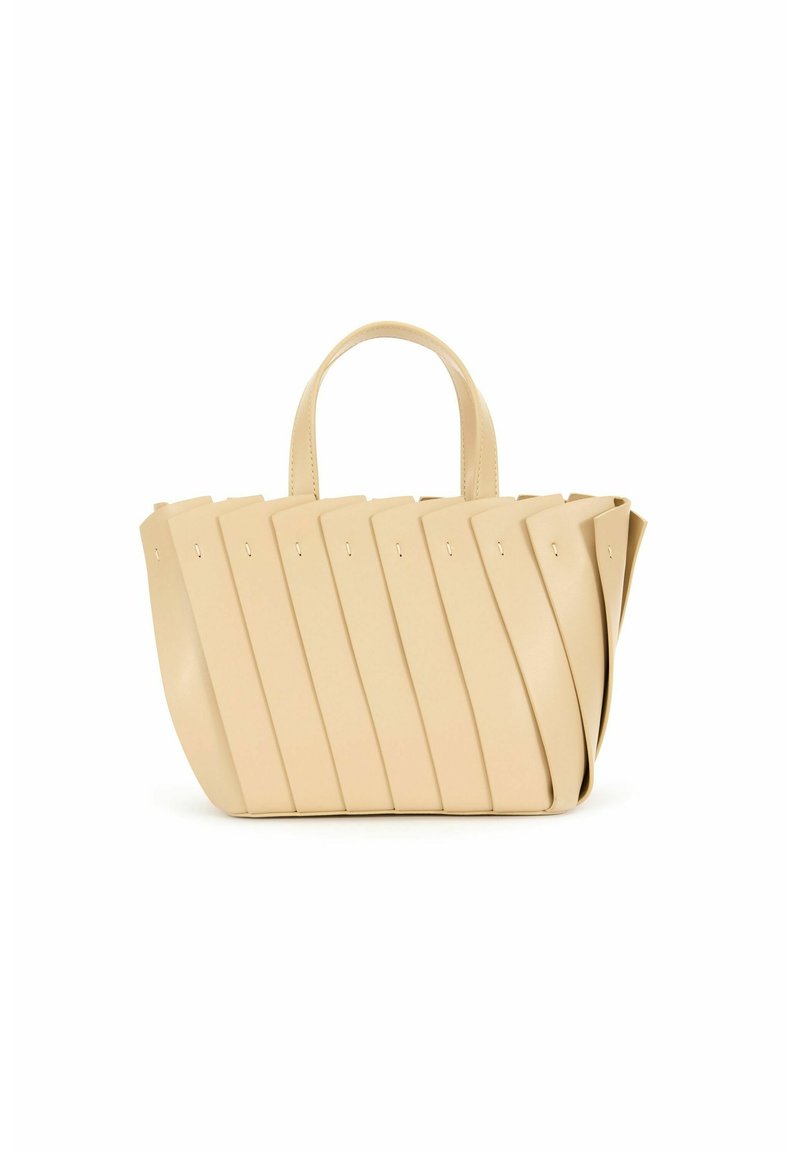 Borsa tote in pelle beige con un design a onde e dettagli cuciti. Presenta manici arrotondati e una parte superiore aperta. Forma minimalista.