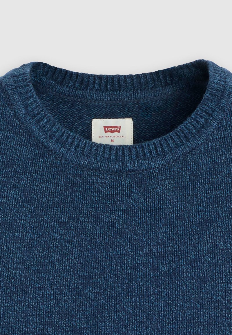 Dunkelblauer, gestrickter Pullover mit Rundhalsausschnitt und geripptem Kragen sowie einem Levi's-Label im Halsausschnitt, das die Größe Medium anzeigt.