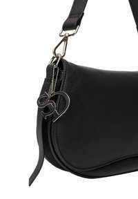 Borsa a spalla in pelle nera con design curvo, hardware in argento e un portachiavi con lettere intrecciate "S" e "D."
