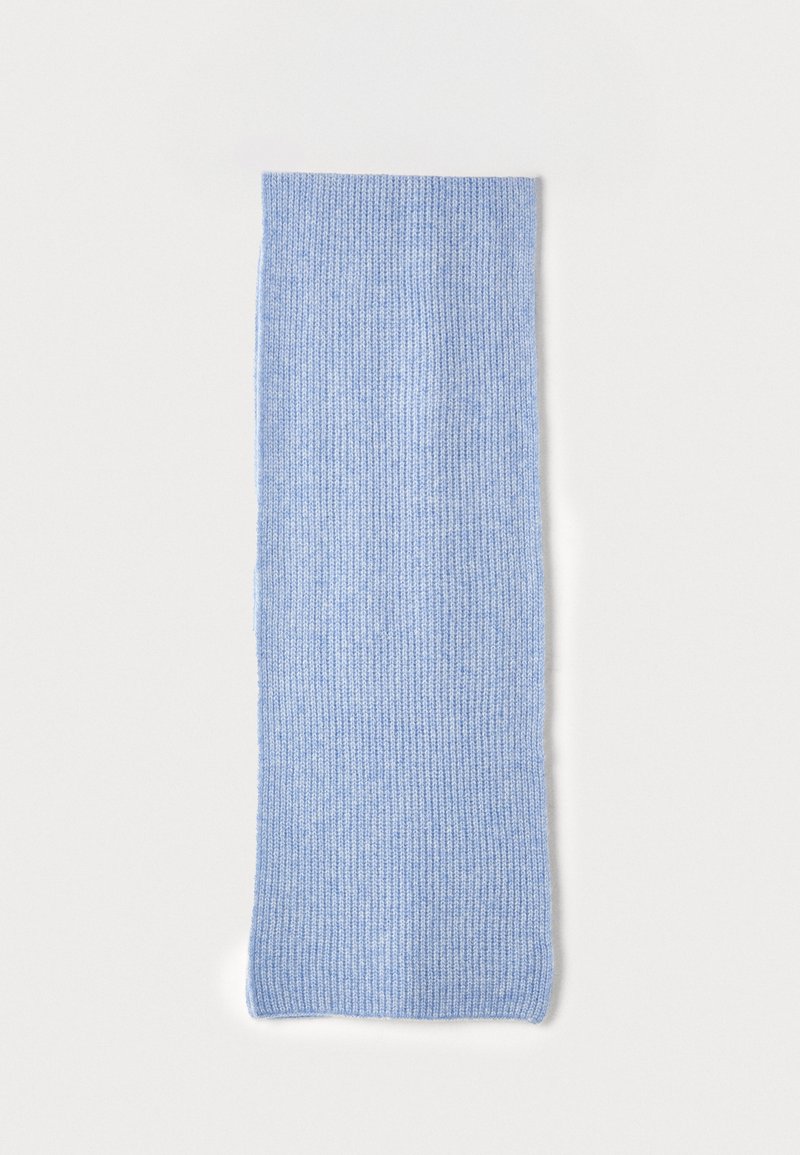 Modra rebrasta pletena šala, pravokotne oblike, mehak tekstur, z enakim šivanjem in brez vidne strojne opreme ali vzorcev.