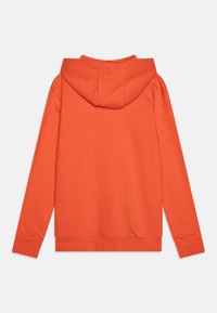 Orange bomullshuva med kenguruficka, långa ärmar och en mjuk textur. Huvan är fäst vid halsringningen, med ribbade mudd.