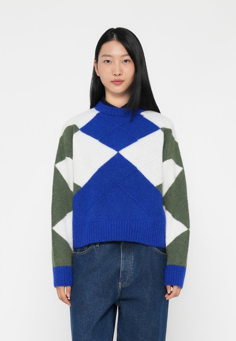 Strickpullover mit einem blauen, weißen und grünen Diamantmuster, geripptem Kragen und Bündchen sowie einem verkürzten Design. Weiche Textur.