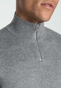 Jack & Jones JJEEMIL HALF ZIP - Camisola - grey melange