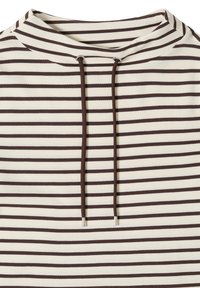 Chemise à rayures horizontales crème et marron avec un col rond et deux cordons marron pendants à l'avant.