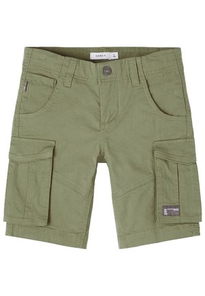 Short cargo vert olive avec passants de ceinture, fermeture par bouton, deux poches avant et poches à rabat sur les deux jambes.