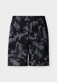 Αθλητικό σορτς με μοτίβο παραλλαγής σε μαύρο και γκρι, με ελαστική μέση, ίσιο τελείωμα και μικρό λευκό λογότυπο Puma στο κάτω αριστερό πόδι.