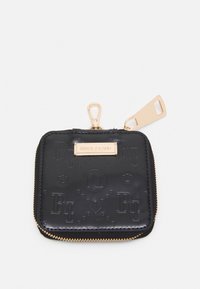 Portafoglio per monete nero con cerniera, realizzato in finta pelle goffrata. Presenta hardware in tono oro e una placca con il logo. Forma quadrata compatta con una finitura testurizzata.