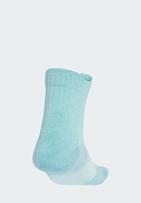 Calcetines azul claro hechos de un material suave y texturizado. Presentan un puño acanalado y una planta lisa con un patrón de degradado.