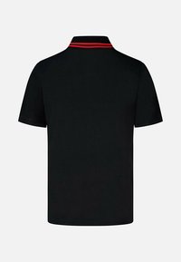 Czarna koszulka polo z krótkim rękawem widoczna z tyłu, z kołnierzem z dwoma poziomymi czerwonymi paskami.