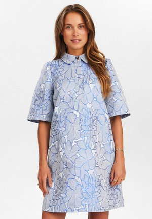 Blumenmusterkleid in Blau und Weiß, mit kurzen Ärmeln, Kragen und lockerer Passform. Hergestellt aus leichtem, strukturiertem Stoff.
