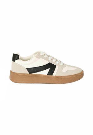 Trainers - white