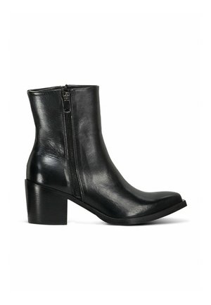 Bottine en cuir noir avec un bout arrondi, fermeture éclair sur le côté et un talon carré de 5 cm. Texture lisse avec un design minimaliste.
