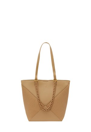 Tan læder tote taske med en struktureret finish, der har en flettet kæde accent på forsiden, samt to flade håndtag til bæring.