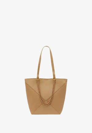 Tan læder tote taske med en struktureret finish, der har en flettet kæde accent på forsiden, samt to flade håndtag til bæring.