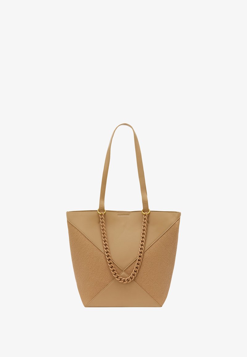 Sac fourre-tout en cuir tan avec une finition texturée, comportant un accent en chaîne tressée sur le devant et deux poignées plates pour le transport.