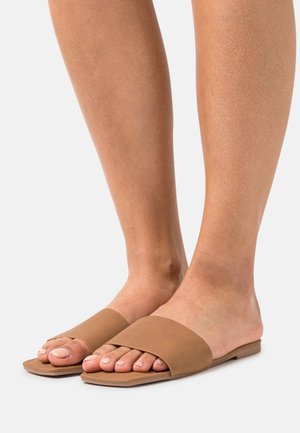 WIDE FIT EVERYDAY HAILEY SINGLE VAMP SLIDE - Ciabattine - tan