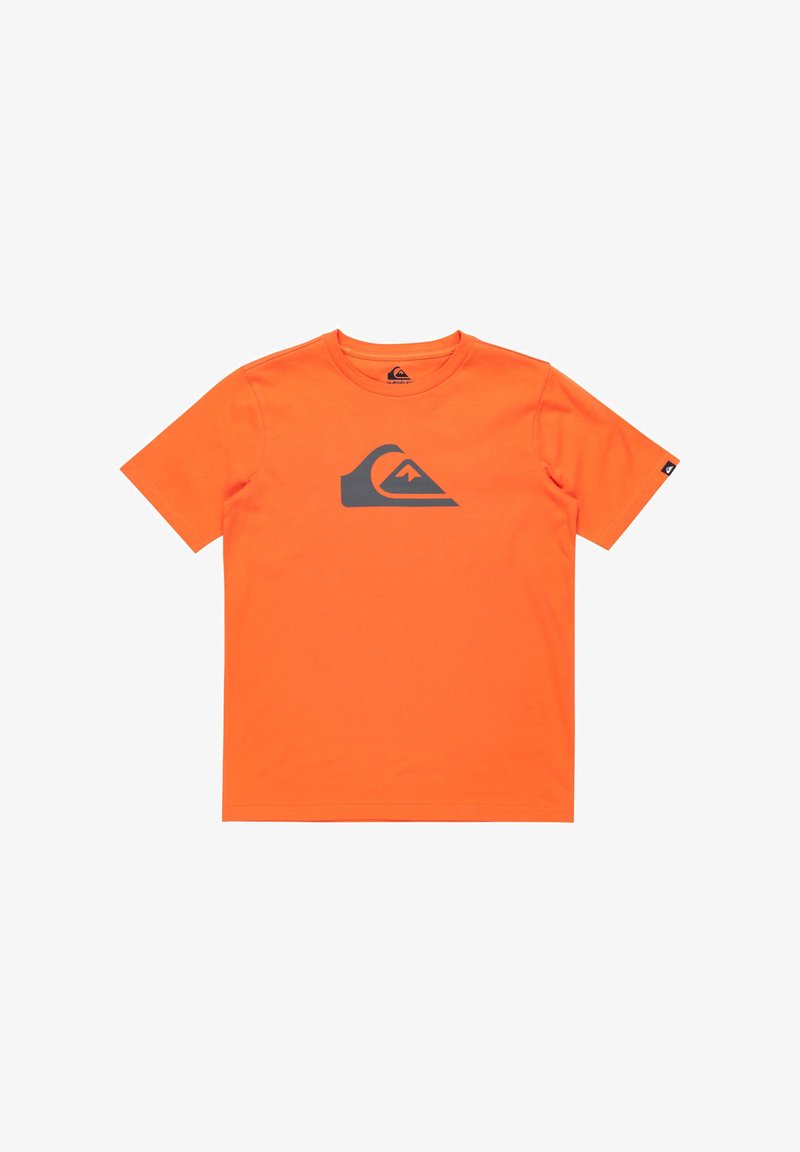 Oranžové bavlněné tričko s kulatým výstřihem, se šedým vlnovým logem umístěným uprostřed na hrudi. Krátké rukávy a standardní střih.