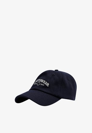 Cappellino da baseball blu navy con visiera curva, presenta la scritta ricamata bianca "SPORTSWEAR dal 1923" e un logo circolare sul pannello anteriore.