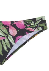 Crni donji dio bikinija s višebojnim tropskim uzorcima lišća u pink i zelenoj boji, s naboranim detaljima uz rub struka i glatkom teksturom.